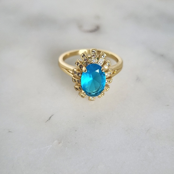 Elegant Gold and Blue Gemstone Ring - Picture 5 of 8